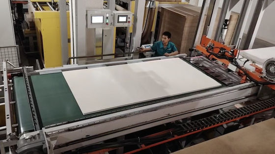 comprar Linha de prensagem de ciclo curto de 4'×8' para painéis decorativos online manufacture