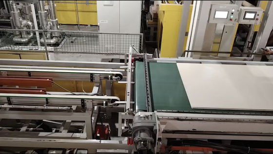 comprar Máquina de prensagem de madeira laminada de placas de partículas de melamina Linhas de ciclo curto 4'×8' 5'×8' online manufacture